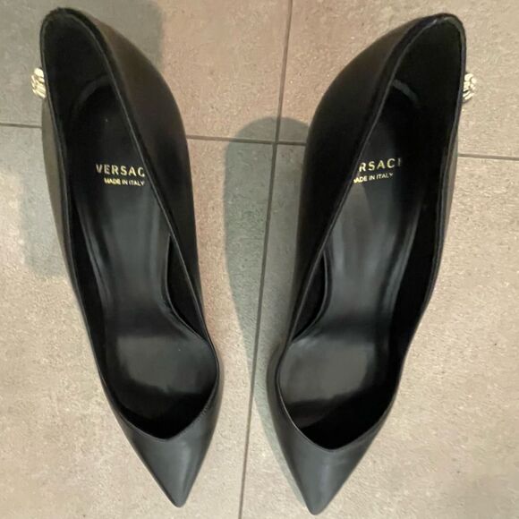 2 Item Bundle - Versace Pumps - sz 7.5 - Black - Salvatore Ferragamo Sunglasses - Picture 6 of 15